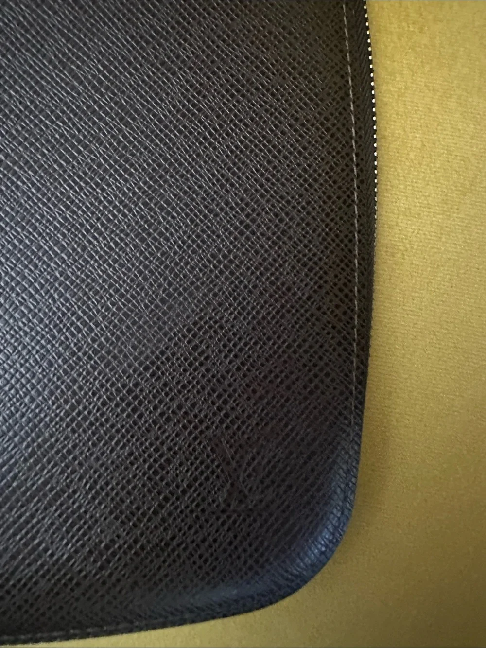 Louis Vuitton Taiga Brown Zip Around Travel Wallet - Authentic - Picture 3 of 9